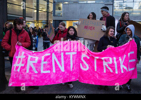 London, Großbritannien. 16 Jan, 2018. Studenten protestieren außerhalb UAL gegen die Sanierung durch Entwickler Delancey der Elephant & Castle Shopping Centre und London College der Kommunikation Campus. Credit: Mark Kerrison/Alamy leben Nachrichten Stockfoto