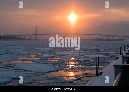 Detroit, Michigan, USA. 16 Jan, 2018. Eis verstopft die Detroit River, als die Sonne über die Ambassador Bridge setzt. Kalte Temperaturen weiterhin im mittleren Westen der USA. Quelle: Jim West/Alamy leben Nachrichten Stockfoto