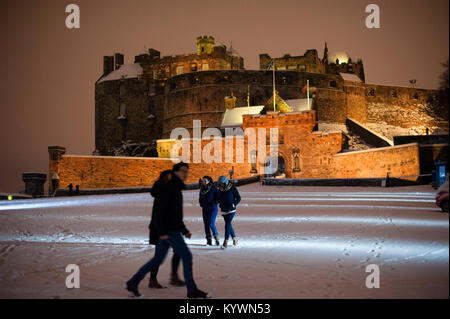 Edinburgh, Großbritannien. 16 Jan, 2018. Auf die Stadt Edinburgh Schneefall. Credit: Pep Masip/Alamy leben Nachrichten Stockfoto