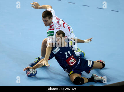 Porec, Kroatien. 16 Jan, 2018. Andrei Yurynok (Oben) von Belarus Mias mit Michael Guigou von Frankreich während der Gruppe B Übereinstimmung zwischen Frankreich und Weißrussland im Jahr 2018 Men's EHF European Handball Championship in Porec, Kroatien, Jan. 16, 2018. Frankreich gewann 32-25. Quelle: Igor Kralj/Xinhua/Alamy leben Nachrichten Stockfoto