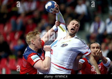 Porec, Kroatien. 16 Jan, 2018. Vytautas Ziura (C) von Österreich schießt während der Gruppe B Übereinstimmung zwischen Norwegen und Österreich im Jahr 2018 Men's EHF European Handball Championship in Porec, Kroatien, Jan. 16, 2018. Norwegen gewann 39-28. Quelle: Igor Kralj/Xinhua/Alamy leben Nachrichten Stockfoto