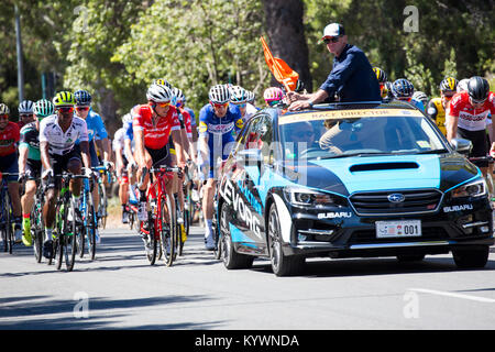Adelaide, Australien. 17.. Januar 2017. Renndirektor Mike Turtur startet die 2. Etappe des Radrennens Tour Down Under in Adelaide, Australien. Stockfoto