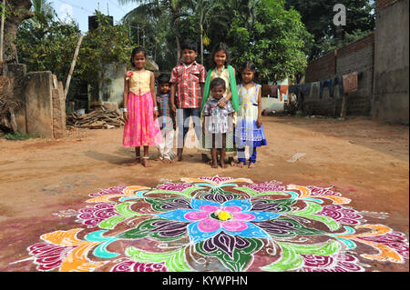 Tamil Nadu, Indien. 16 Jan, 2018. Pongal, das Erntedankfest der Sonne gewidmet, in der Ortschaft Kuilapalayam in Tamil Nadu gefeiert. Zeichnung kolams, vor den Häusern bringen Wohlstand zu Wohnungen Credit: Marco Saroldi/Alamy leben Nachrichten Stockfoto