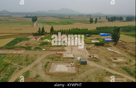 (180117) - Peking, Jan. 17, 2018 (Xinhua) - Datei Foto am 12. Juni, 2017 zeigt die archäologischen Stätte in der Xingtang county,Hebei Provinz Chinas. War ein Wagen Team, bestehend aus fünf Wagen und 16 Pferde letztes Jahr von einem Pferd und Wagen Grube in Xingtang Grafschaft ausgegraben, offenbart die Geschichte der Rong und Di, zwei große ethnische Gruppen, die auf chinesischem Gebiet entstanden. Neben der Grube, die Reliquien, die von den späten Frühling und Herbst periode (770 v. Chr.-476 v. Chr.) in der Mitte der Periode der Streitenden Reiche (475 v. Chr.-221 v. Chr.) Höhlen, in denen die Staats- und hoo vom Stockfoto