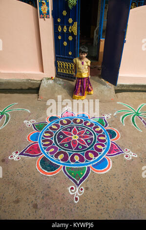 Tamil Nadu, Indien. 16 Jan, 2018. Pongal, das Erntedankfest der Sonne gewidmet, in der Ortschaft Kuilapalayam in Tamil Nadu gefeiert. Zeichnung kolams, vor den Häusern bringen Wohlstand zu Wohnungen Credit: Marco Saroldi/Alamy leben Nachrichten Stockfoto