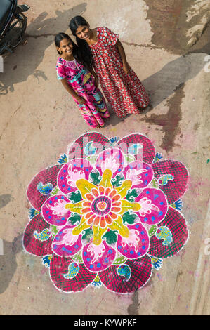 Tamil Nadu, Indien. 16 Jan, 2018. Pongal, das Erntedankfest der Sonne gewidmet, in der Ortschaft Kuilapalayam in Tamil Nadu gefeiert. Zeichnung kolams, vor den Häusern bringen Wohlstand zu Wohnungen Credit: Marco Saroldi/Alamy leben Nachrichten Stockfoto