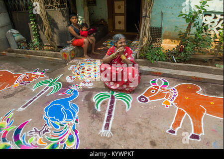 Tamil Nadu, Indien. 16 Jan, 2018. Pongal, das Erntedankfest der Sonne gewidmet, in der Ortschaft Kuilapalayam in Tamil Nadu gefeiert. Zeichnung kolams, vor den Häusern bringen Wohlstand zu Wohnungen Credit: Marco Saroldi/Alamy leben Nachrichten Stockfoto