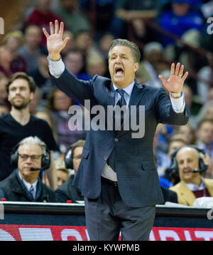 Columbia, SC, USA. 16 Jan, 2018. Kentucky Wildkatzen Head Coach John Calipari reagiert auf seine Mannschaft in der sek Basketball matchup im Colonial Life Arena in Columbia, SC. (Scott Kinser/Cal Sport Media) Credit: Csm/Alamy leben Nachrichten Stockfoto