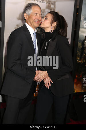 Januar 16, 2018 - New York City, New York, USA - Schauspielerin Lynda Carter und ihr Ehemann Robert A. ALTMAN besuchen die Weltpremiere von "12 Starke" bei Jazz im Lincoln Center Frederick S. Rose Hall statt. (Bild: © Nancy Kaszerman über ZUMA Draht) Stockfoto