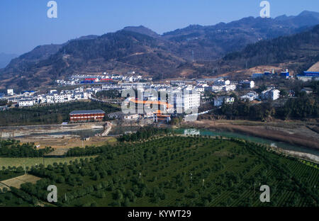 (180117) -- PINGLI, Jan. 17, 2018 (Xinhua) - Foto auf Jan. 16, 2018 zeigt die Landschaft des Longtou Dorf Pingli County im Nordwesten der chinesischen Provinz Shaanxi. Pingli Grafschaft hat jetzt 12.000 Hektar großen ökologischen Kaffee- und 3.333 Hektar großen Fiveleaf Gynostemma Kraut. Die Bepflanzung der Industrie spielt eine führende Rolle in der lokalen wirtschaftlichen Entwicklung. (Xinhua / Tao Ming) (Wsw) Stockfoto