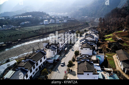 (180117) -- PINGLI, Jan. 17, 2018 (Xinhua) - Foto auf Jan. 16, 2018 zeigt eine Ansicht der County Seat von Pingli, im Nordwesten der chinesischen Provinz Shaanxi. Pingli Grafschaft hat jetzt 12.000 Hektar großen ökologischen Kaffee- und 3.333 Hektar großen Fiveleaf Gynostemma Kraut. Die Bepflanzung der Industrie spielt eine führende Rolle in der lokalen wirtschaftlichen Entwicklung. (Xinhua / Tao Ming) (Wsw) Stockfoto