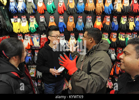 (180117) - Hangzhou, Jan. 17, 2018 (Xinhua) - Vendor WAN-Lei (2. L) diskutiert mit zwei ausländische Händler auf ein internationales Einkaufszentrum in Yiwu, im Osten der chinesischen Provinz Zhejiang, Dez. 23, 2017. Nach Hangzhou, Zhejiang's Foreign Trade Wert belief sich auf 2,56 Billionen Yuan (rund 397.6 Mrd. US-Dollar) im Jahr 2017, um 15,3 Prozent mehr als im Vorjahr. Die Exporte und Importe wuchsen um 10,1 Prozent und 35,6 Prozent über Vorjahr. (Xinhua/Tan-Jin) (mcg) Stockfoto