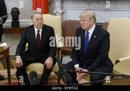 Washington, District of Columbia, USA. 16 Jan, 2018. Präsidenten der Vereinigten Staaten Donald J. Trumpf trifft sich mit Präsident Nursultan Nasarbajew Kasachstans im Oval Office des Weißen Hauses. Credit: Olivier Douliery/CNP/ZUMA Draht/Alamy leben Nachrichten Stockfoto