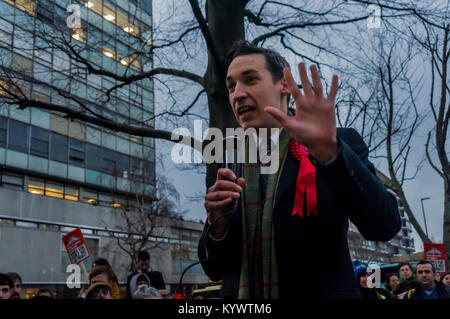 Januar 16, 2018 - London, UK. Am 1. Januar 2018. Duale Studenten halten Plakate gegen die Unterstützung ihrer Universität der Sanierung schesme auf der Kundgebung außerhalb Southwark Rat Büros Southwark Council Unterstützung der Delancey die Pläne der Elephant & Castle Center, die Heimat der Walworth Bewohnern, Händlern, den Lateinamerikanischen Gemeinschaft und LCC-Studenten mit Luxus Wohnungen mit nur 3% des o zu ersetzen - als "Sozialer Wohnungsbau" und 5 % der erschwinglichen retail Einheiten, projiziert wird Â £ bis 154 m Gewinn zu den vorgelagerten Manager geben widersetzen. Delancey und Southwark halten Geheimnis der Lebensfähigkeit bewerten Stockfoto