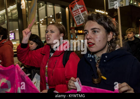 Januar 16, 2018 - London, UK. Am 1. Januar 2018. Duale Studenten halten Plakate gegen die Unterstützung ihrer Universität der Sanierung schesme auf der Kundgebung außerhalb Southwark Rat Büros Southwark Council Unterstützung der Delancey die Pläne der Elephant & Castle Center, die Heimat der Walworth Bewohnern, Händlern, den Lateinamerikanischen Gemeinschaft und LCC-Studenten mit Luxus Wohnungen mit nur 3% des o zu ersetzen - als "Sozialer Wohnungsbau" und 5 % der erschwinglichen retail Einheiten, projiziert wird Â £ bis 154 m Gewinn zu den vorgelagerten Manager geben widersetzen. Delancey und Southwark halten Geheimnis der Lebensfähigkeit bewerten Stockfoto