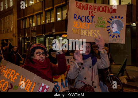 Januar 16, 2018 - London, UK. Am 1. Januar 2018. Duale Studenten halten Plakate gegen die Unterstützung ihrer Universität der Sanierung schesme auf der Kundgebung außerhalb Southwark Rat Büros Southwark Council Unterstützung der Delancey die Pläne der Elephant & Castle Center, die Heimat der Walworth Bewohnern, Händlern, den Lateinamerikanischen Gemeinschaft und LCC-Studenten mit Luxus Wohnungen mit nur 3% des o zu ersetzen - als "Sozialer Wohnungsbau" und 5 % der erschwinglichen retail Einheiten, projiziert wird Â £ bis 154 m Gewinn zu den vorgelagerten Manager geben widersetzen. Delancey und Southwark halten Geheimnis der Lebensfähigkeit bewerten Stockfoto