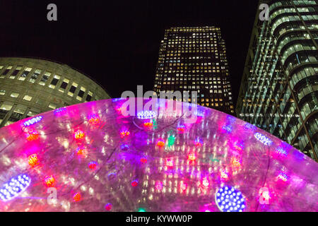 Canary Wharf, London, 16. Jan 2018. Die Sonic, leichte Noppen, eine Installation von australischen Studio ENESS in Jubilee Plaza. Winter Lights 2018 in Canary Wharf öffnet für die Öffentlichkeit. Die Ausstellung umfasst über 30 Skulpturen, Strukturen und Anlagen, einige interaktive, von innovativen Künstlern. Credit: Imageplotter Nachrichten und Sport/Alamy leben Nachrichten Stockfoto