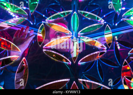 Canary Wharf, London, 16. Jan 2018. Ein Mann guckt durch die schillernde DoJanahedron leichte Installation. Winter Lights 2018 in Canary Wharf öffnet für die Öffentlichkeit. Die Ausstellung umfasst über 30 Skulpturen, Strukturen und Anlagen, einige interaktive von innovativen Künstlern. Credit: Imageplotter Nachrichten und Sport/Alamy leben Nachrichten Stockfoto