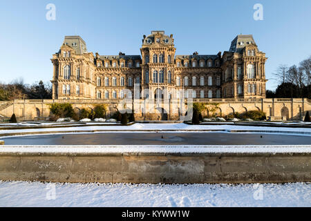 Barnard Castle, Teesdale, County Durham, UK. Mittwoch, 17. Januar 2018. UK Wetter. Es war ein heller Wenn eher kalten und schneereichen Start in den Tag in den Gärten von Bowes Museum in Barnard Castle heute Morgen. Die Prognose ist jedoch für weitere schwere Schneeschauer zu fegen im Laufe des Tages. Quelle: David Forster/Alamy leben Nachrichten Stockfoto