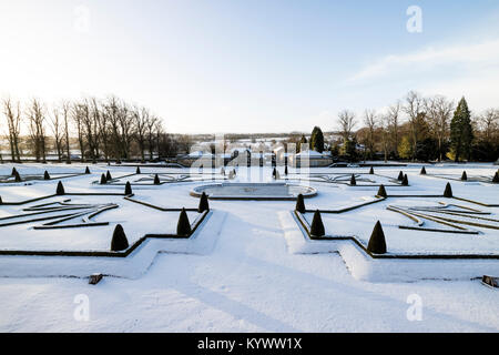 Barnard Castle, Teesdale, County Durham, UK. Mittwoch, 17. Januar 2018. UK Wetter. Es war ein heller Wenn eher kalten und schneereichen Start in den Tag in den Gärten von Bowes Museum in Barnard Castle heute Morgen. Die Prognose ist jedoch für weitere schwere Schneeschauer zu fegen im Laufe des Tages. Quelle: David Forster/Alamy leben Nachrichten Stockfoto