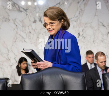 Washington, USA. 16 Jan, 2018. Senatorin Dianne Feinstein (D-CA) kommt für eine Anhörung der Senat-rechtsausschusse auf dem Capitol Hill, 16. Januar 2017. Quelle: Chris Kleponis/CNP - KEINE LEITUNG SERVICE-Credit: Chris Kleponis/Konsolidierte/dpa/Alamy leben Nachrichten Stockfoto