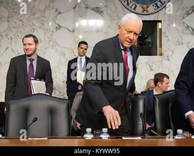 Washington, USA. 16 Jan, 2018. Senator Orrin Hatch (R-UT) kommt für eine Anhörung der Senat-rechtsausschusse auf dem Capitol Hill, 16. Januar 2017. Quelle: Chris Kleponis/CNP - KEINE LEITUNG SERVICE-Credit: Chris Kleponis/Konsolidierte/dpa/Alamy leben Nachrichten Stockfoto