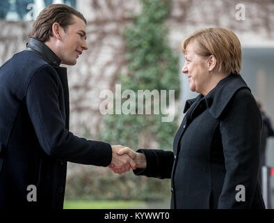 Berlin, Deutschland. 17 Jan, 2018. Die deutsche Bundeskanzlerin Angela Merkel (CDU) Wünscht der österreichische Kanzler Sebastian Kurz bei seinem Empfang mit militärischen Ehren vor dem Bundeskanzleramt in Berlin, Deutschland, 17. Januar 2018. Quelle: Michael Kappeler/dpa/Alamy leben Nachrichten Stockfoto