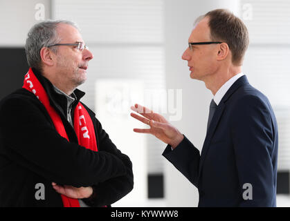 Rüsselsheim, Deutschland. 17 Jan, 2018. Michael Lohscheller (R), Vorsitzender des Vorstands der Opel Automobile GmbH, und der Vorsitzende des Gesamtbetriebsrats Opel, Wolfgang Schaeer-Klug, reden mit einander nach einer Kundgebung vor der Adam Opel Haus in Rüsselsheim, Deutschland, 17. Januar 2018. Die IG Metall rief Opel Arbeiter für den Warnstreik als Teil der laufenden Streit um die Gehälter. Damit soll auch klare Signale an die neue Muttergesellschaft, PSA senden. Credit: Arne Dedert/dpa/Alamy leben Nachrichten Stockfoto