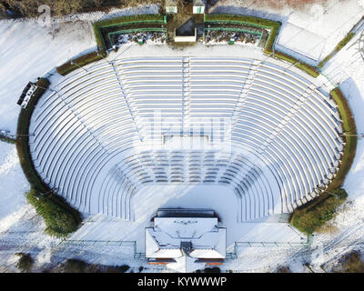 Glasgow, UK, 17. Januar 2018. Sonnenschein und schweren Schneedecke im Kelvingrove Park. Drone Ansicht des Kelvingrove Musikpavillon und das Amphitheater. Kredit Alan Oliver/Alamy leben Nachrichten Stockfoto