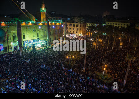 Kairo, Ägypten. 16 Jan, 2018. Muslime die Geburt von Imam Hussain, der Enkel des Propheten Mohammed gedenken, außerhalb des Al-Hussain Moschee in Kairo, Ägypten, Jan. 16, 2018. Credit: Meng Tao/Xinhua/Alamy leben Nachrichten Stockfoto