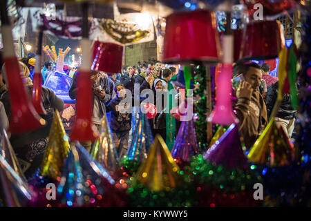 Kairo, Ägypten. 16 Jan, 2018. Muslime die Geburt von Imam Hussain, der Enkel des Propheten Mohammed gedenken, entlang der Muizz Straße in Kairo, Ägypten, Jan. 16, 2018. Credit: Meng Tao/Xinhua/Alamy leben Nachrichten Stockfoto