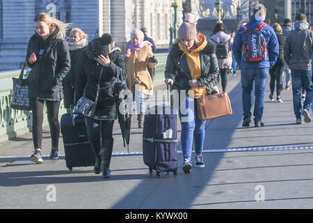 London, Großbritannien. 17 Jan, 2018. Fußgänger Schlacht des kalten und windigen Bedingungen auf die Westminster Bridge durch Sturm Fionn an einem sonnigen Tag, da die Temperaturen auf 6 Grad Credit drop: Amer ghazzal/Alamy leben Nachrichten Stockfoto