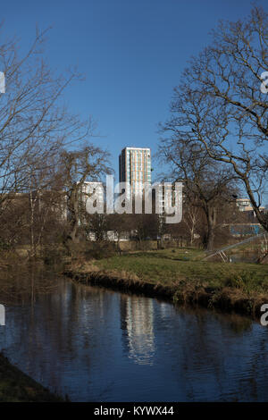 London, Großbritannien. 17 Jan, 2018. Schönen sonnigen Morgen im Norden von London. Blick von West Reservoir, London, UK. Quelle: Carol Moir/Alamy Leben Nachrichten. Stockfoto