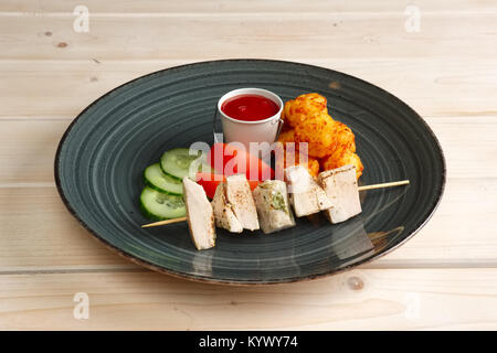 Stück hähnchenfilet am Spieß mit gebratenen Kartoffeln und Gemüse Stockfoto