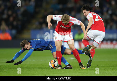 Von Leicester City Adrien Silva (links) beim Kampf um den Ball mit Fleetwood's Town Kyle Dempsey und Markus Schwabl (rechts) während der FA Cup Replay für die King Power Stadion, Leicester. Stockfoto