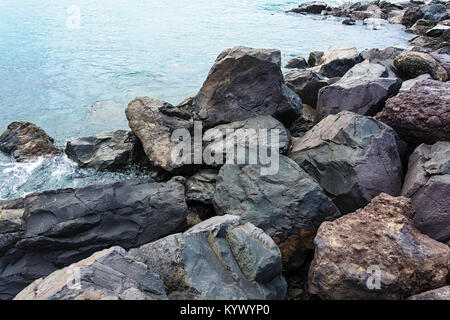 An der Küste Felsen vulkanischen Felsen groß in der Nähe der Wasser Stockfoto