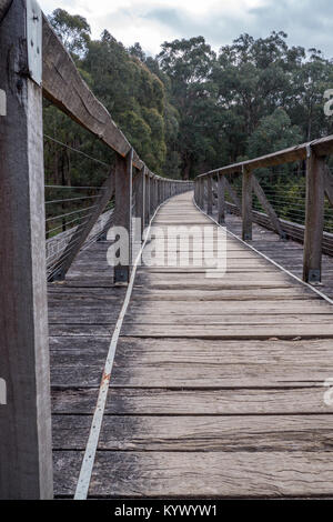 Sehr alten, verlassenen Holz Eisenbahn Gestellbrücke in Noojee Victoria Australien jetzt ein Rail Trail Pfad für Touristen. Stockfoto