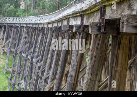 Sehr alten, verlassenen Holz Eisenbahn Gestellbrücke in Noojee Victoria Australien jetzt ein Rail Trail Pfad für Touristen. Stockfoto