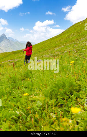 Solo Mädchen in den Bergen von Kaschmir, Indien reisen. Region der Großen Seen von Kaschmir. rot, grün und blau Farben des Himalaya. Wanderlust Natur Bild Stockfoto