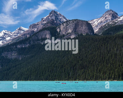 Kanus auf Lake Louise, Banff National Park, Alberta, Kanada. Stockfoto