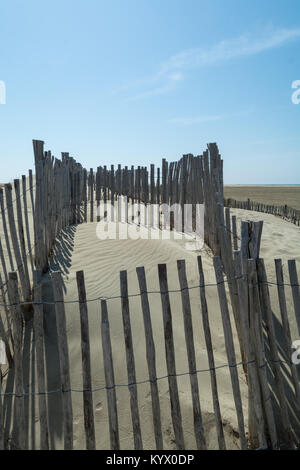 Schönen weißen Sand Strand von Le Grau du Roi, Frankreich Languedoc Küste, wird als Plage de l'Espiguette in der Nähe von Port Camargue bekannt Stockfoto