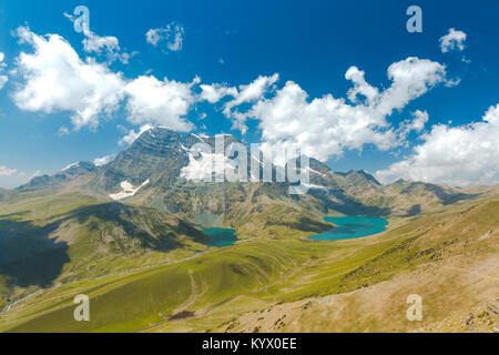 Schöne Gangabal See in Kaschmir Great Lakes Trek in Hill Station der Sonamarg, Jammu und Kaschmir. Tal der Blumen, Aqua Marine tarn/See, Türkis Stockfoto