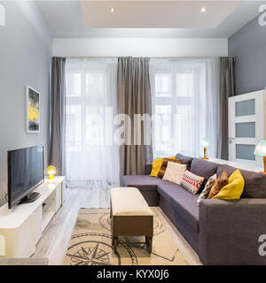 Gemütliches Wohnzimmer mit TV, Couchtisch und Sofa Stockfoto