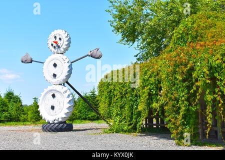 A Christmas Tree Farm in der schönen Landschaft des Pazifischen Nordwestens Stadt von Bellingham, Washington, USA. Der Schneemann ist von 4 Reifen gemacht, gehen Stockfoto