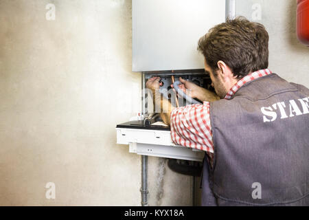 Klempner Instandsetzung ein Brennwertkessel Stockfoto