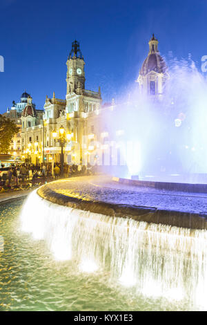 Brunnen auf moderne Plaza der Stadt Halle von Valencia, Rathausplatz, Spanien. Stockfoto