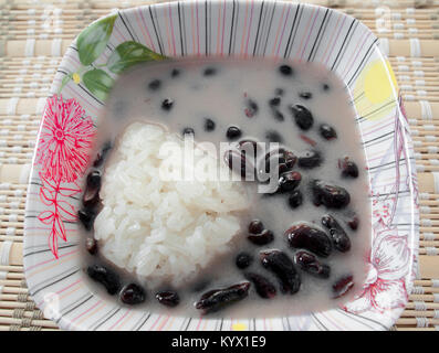 Klebriger Reis mit schwarzen Bohnen, süße Speisen in Thailand. Stockfoto