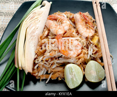 Thai gebratene Nudeln, frische Garnelen. Stockfoto