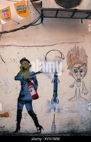 TEL AVIV, Israel - 18. AUGUST 2010: Vertikale Bild von Kunstwerken in der Wand in Tel Aviv, Israel Stockfoto