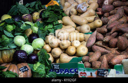 Kohl, Kürbis und Süßkartoffeln auf Verkauf zu einem Farmers Market Stockfoto